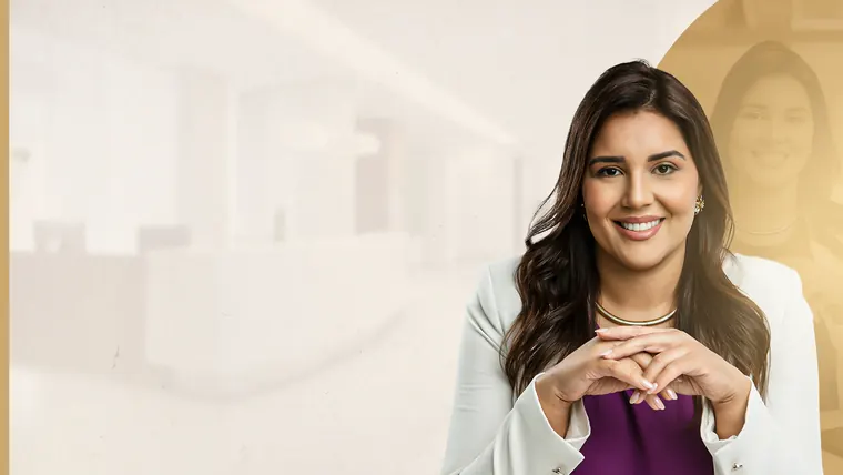 Dra. Kamylla Salles, cirurgiã dermatológica, em seu consultório